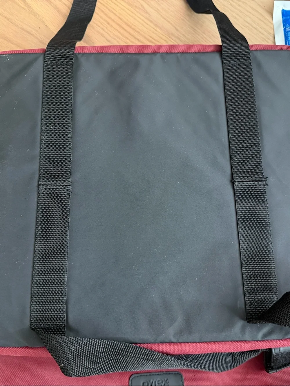 Pyrex Insulated carry Bag with Pyrex, lid, carry case and cold/heat packs